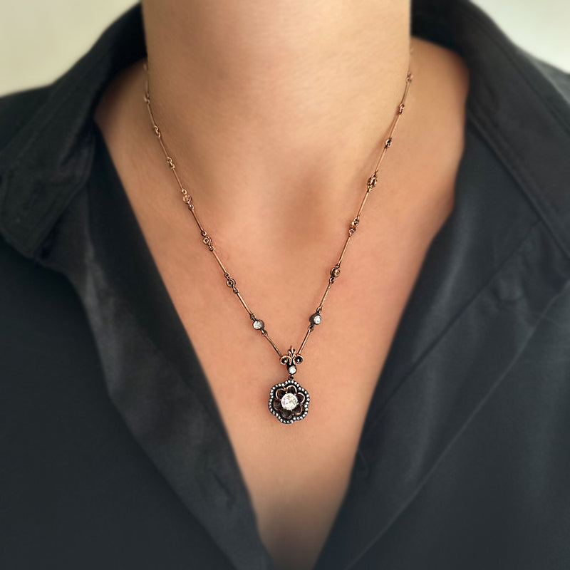 0.85 Karat Elmas Çiçek Kolye