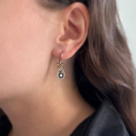 0.70 Karat Elmas Fiyonk Detaylı Küpe